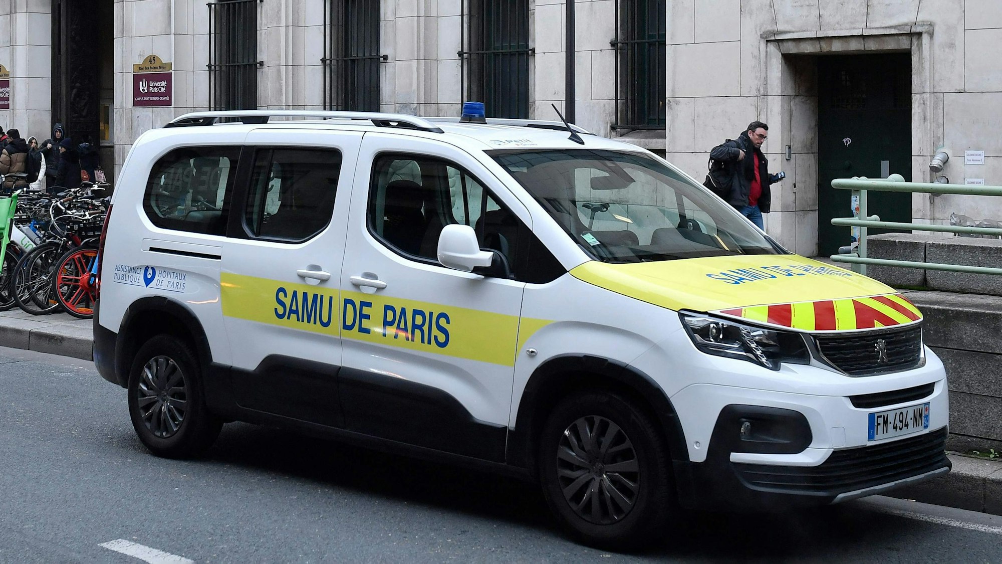 Das Auto eines Pariser Notarztes parkt in der Nähe des Eingangs der Medizinischen Universität Paris-Cite.