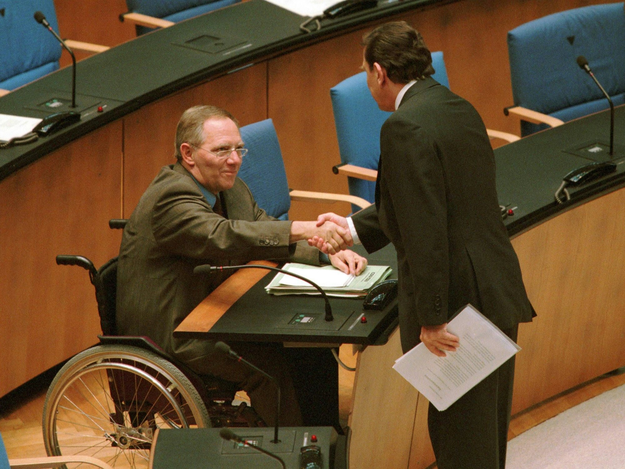 Vor seiner ersten Regierungserklärung begrüßt Bundeskanzler Gerhard Schroeder, SPD, den CDU - Parteivorsitzenden Wolfgang Schäuble, hier in Bonn 1998.