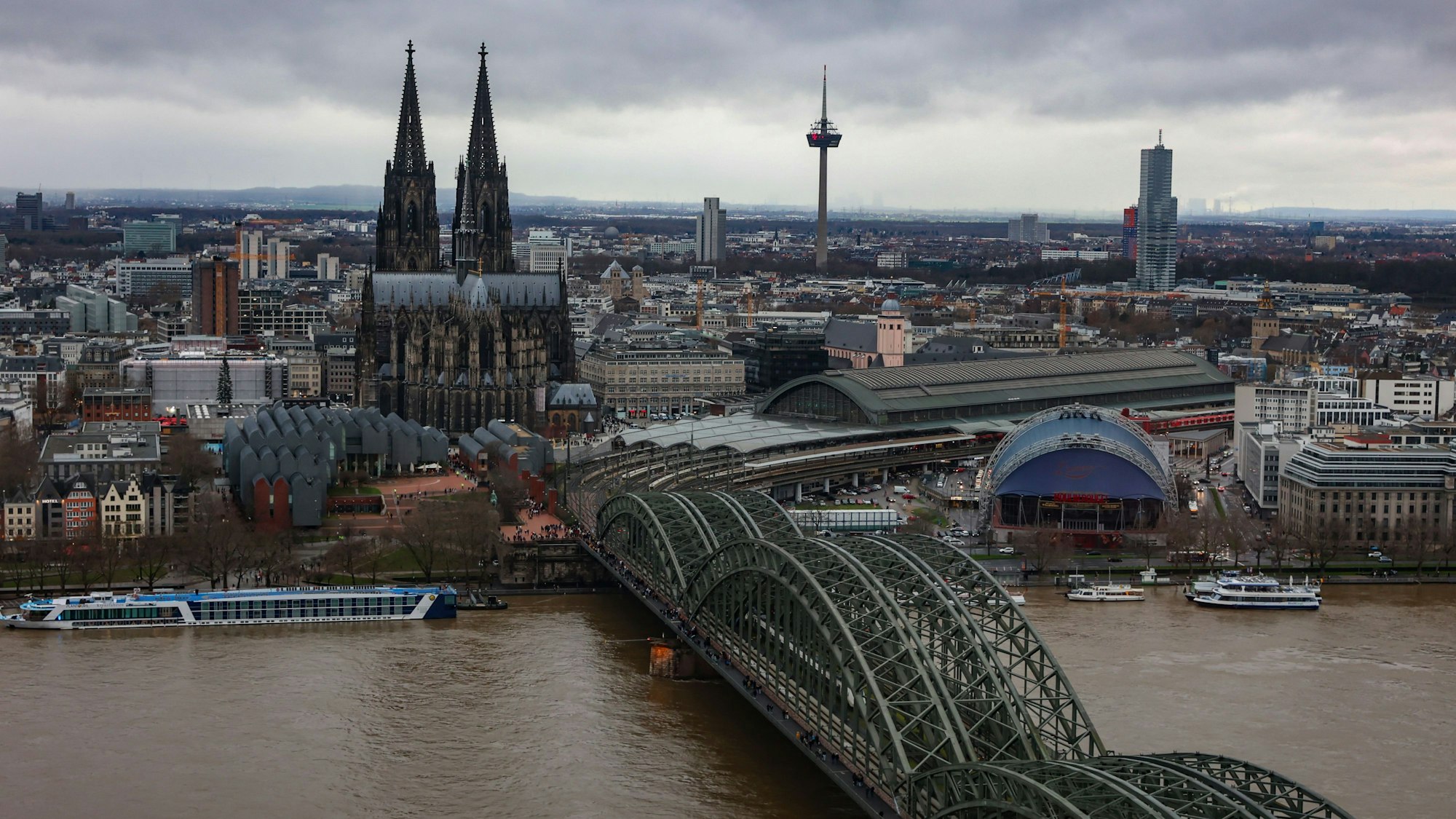 Berühmtes Stadtbild: Der Blick auf den Dom und die Hohenzollernbrücke.