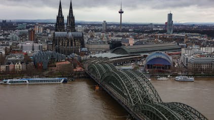 Berühmtes Stadtbild: Der Blick auf den Dom und die Hohenzollernbrücke.