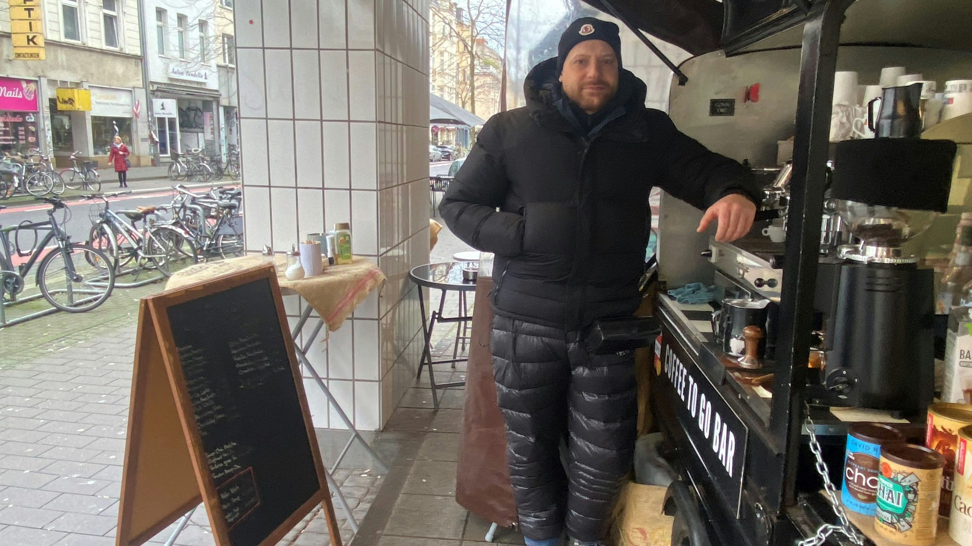 Blerim Shala steht an seiner Café-Station an der Venloer Straße.