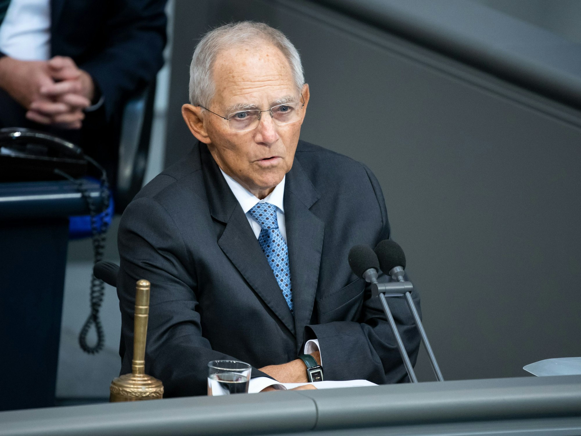 Der damalige Bundestagspräsident Wolfgang Schäuble (CDU) eröffnet die Plenarsitzung im Deutschen Bundestag mit einem Gedenken an den im Juli 2020 verstorbenen SPD-Politiker Hans-Jochen Vogel, hier im September 2020.