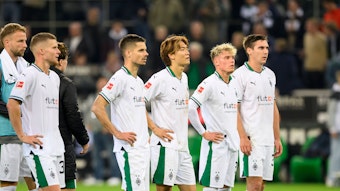 Mehrere Spieler von Borussia Mönchengladbach stehen enttäuscht vor der eigenen Kurve, unter ihnen Julian Weigl, Ko Itakura, Nico Elvedi, Robin Hack und Maximilian Wöber.