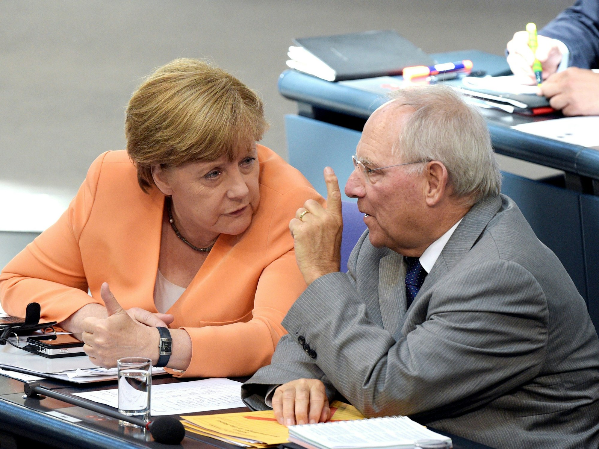 1.7.2015, Berlin: Bundeskanzlerin Angela Merkel und der damalige Bundesfinanzminister Wolfgang Schäuble (beide CDU) unterhalten sich am im Bundestag.
