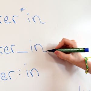 An einem Whiteboard steht das Wort Lehrer in verschiedenen Gender-Schreibweisen.&nbsp;