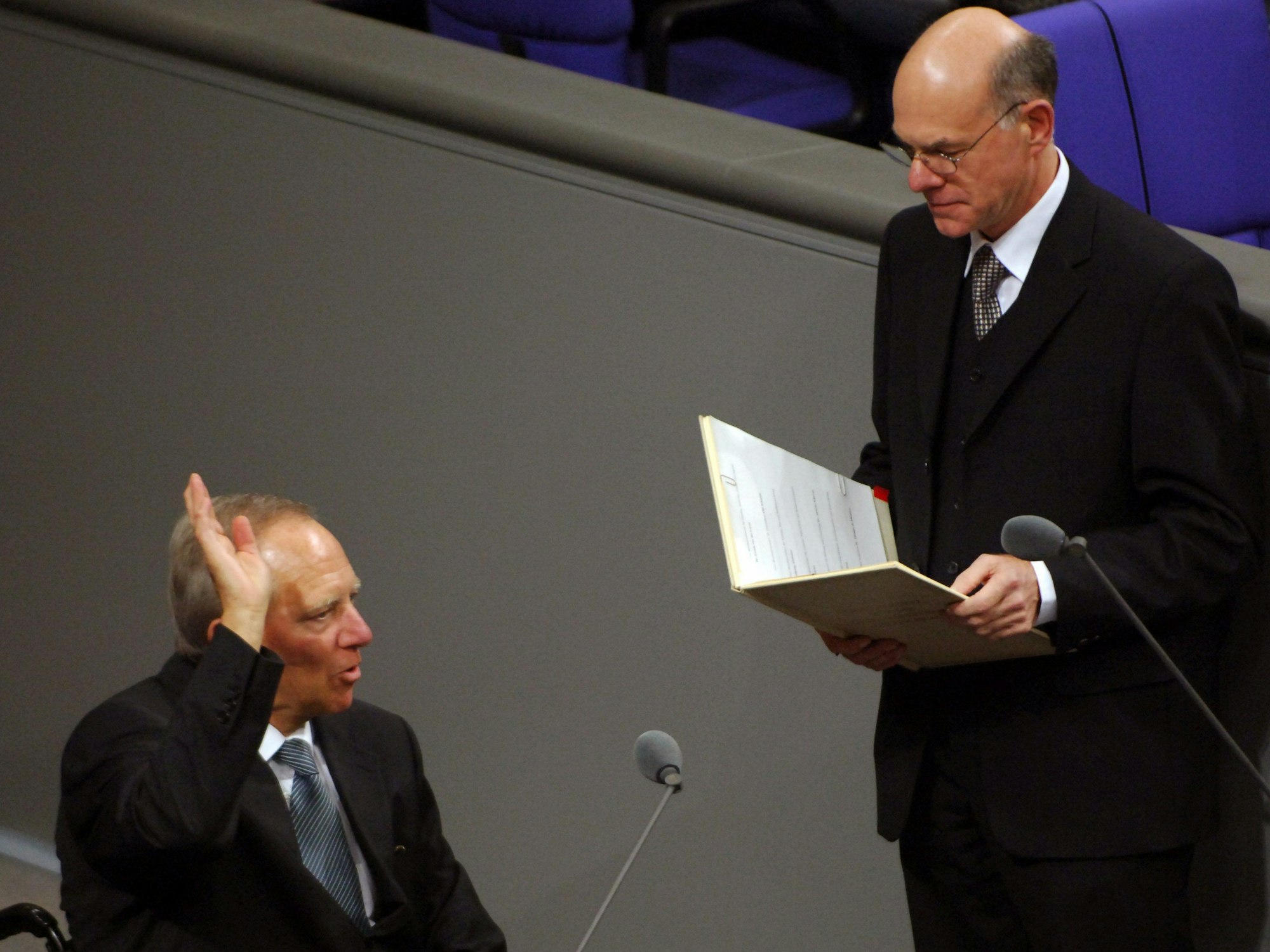 22.11.2005, Berlin: Der damalige Innenminister Wolfgang Schäuble legt im Bundestag vor dem damaligen Bundestagspräsidenten Norbert Lammert den Amtseid ab.