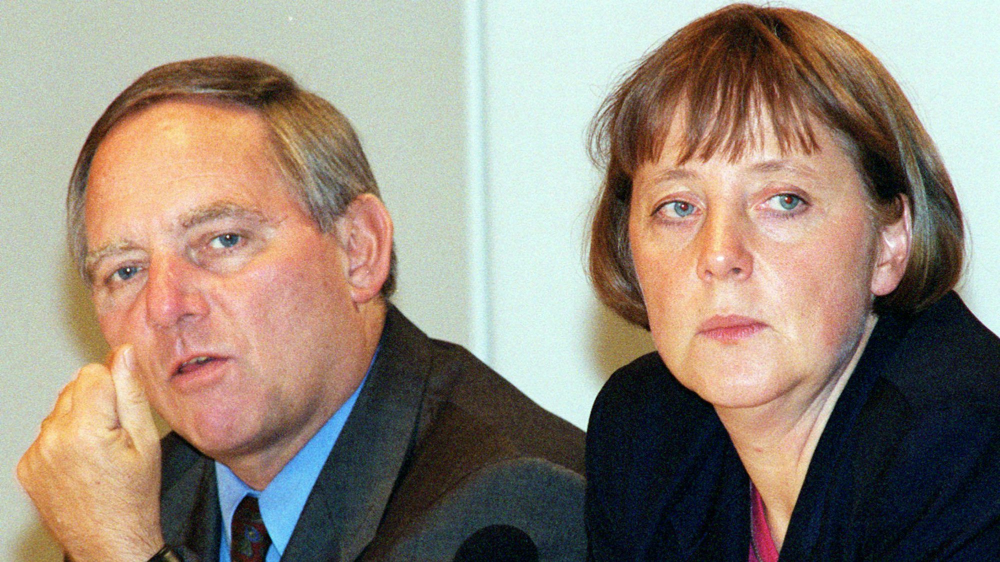 Bonn 1998: Der CDU/CSU-Fraktionsvorsitzende und künftige CDU-Chef Wolfgang Schäuble spricht auf einer Pressekonferenz in der Parteizentrale der CDU in Bonn. Neben ihm sitzt Angela Merkel, die damals vom CDU-Vorstand für das Amt der Generalsekretärin nominiert wurde.