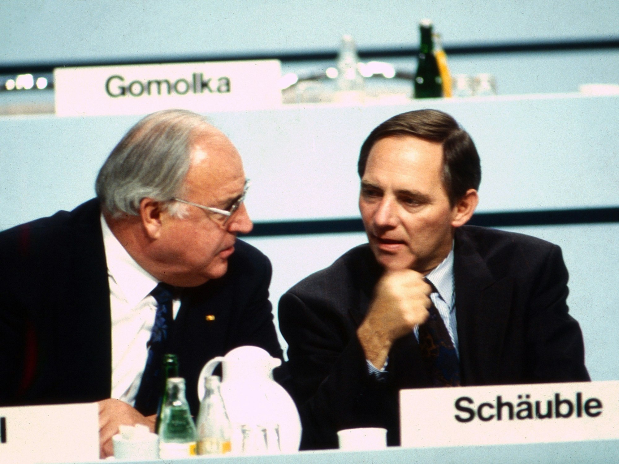 Bundeskanzler Helmut Kohl mit Wolfgang Schäuble auf dem CDU-Parteitag in Dresden 1991.