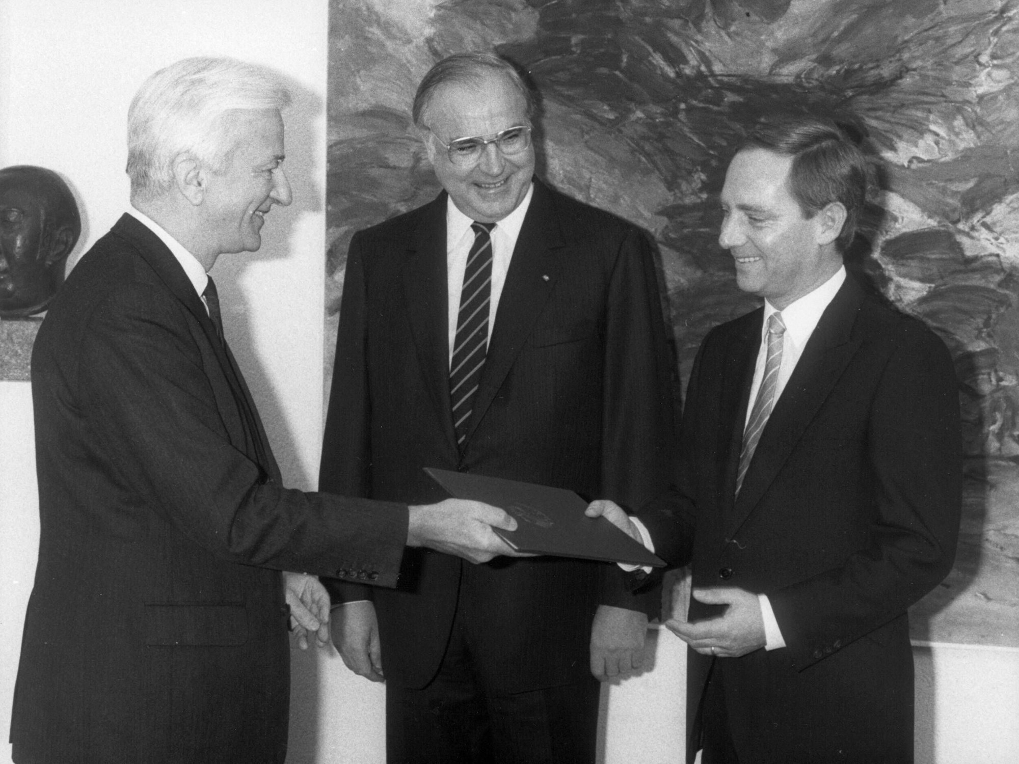 Bundespräsident Richard von Weizsäcker (CDU) überreicht Wolfgang Schäuble (CDU) seine Ernennungsurkunde als Bundesminister für besondere Aufgaben. In der Mitte Bundeskanzler Helmut Kohl (CDU) hier im November 1984 in Bonn.