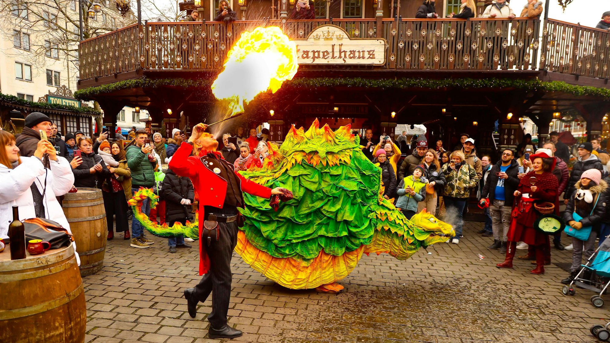 Zu sehen ist der Gaukler Gilbert beim Feuerschlucken auf dem Wintermarkt Heinzels Wintermärchen am Heumarkt.