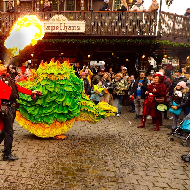 Zu sehen ist der Gaukler Gilbert beim Feuerschlucken auf dem Wintermarkt Heinzels Wintermärchen am Heumarkt.