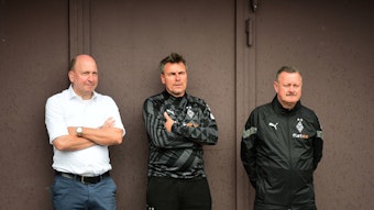 Stephan Schippers, Steffen Korell und Roland Virkus stehen nebeneinander vor einer Wand.