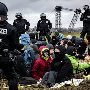 Demonstranten sind bei der Räumung von Polizisten des Dorfes Lützerath am 11. Januar 2023 festgesetzt worden.