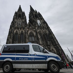 Ein Polizeifahrzeug steht vor dem Dom. Nach dem Terroralarm bleibt der Kölner Dom für Besucher geschlossen.&nbsp;