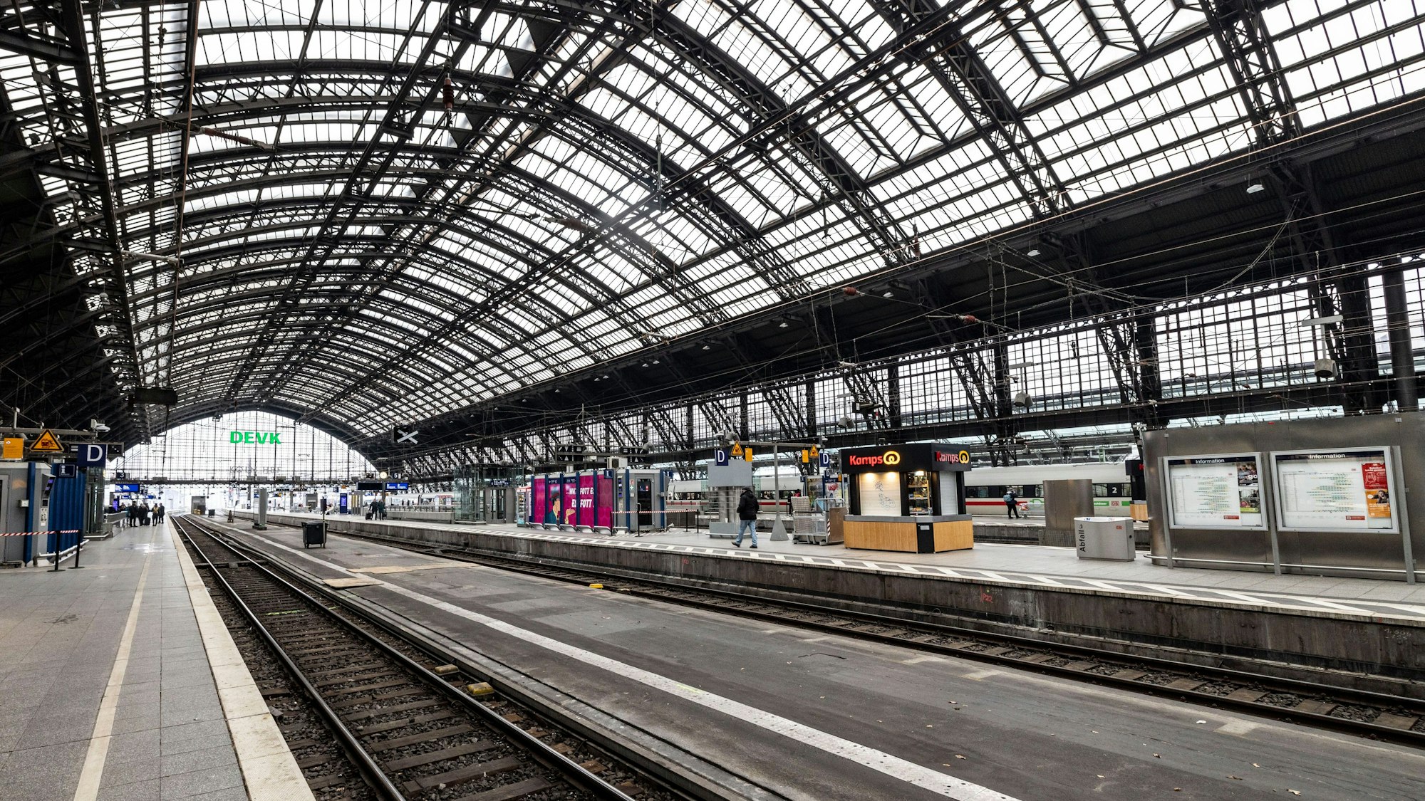 Anblick des leeren Kölner Hauptbahnhofs