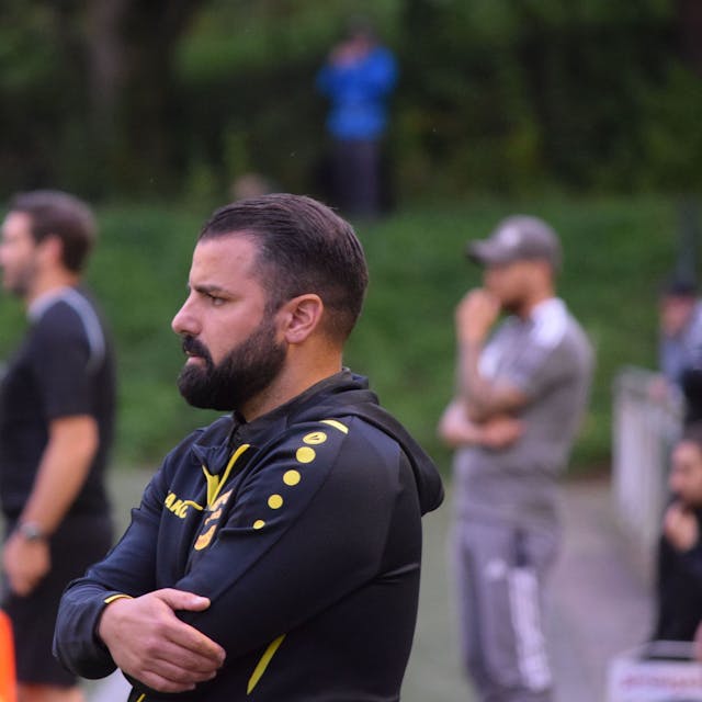 Eintrachts Trainer Mahmut Temür im Seitenprofil.