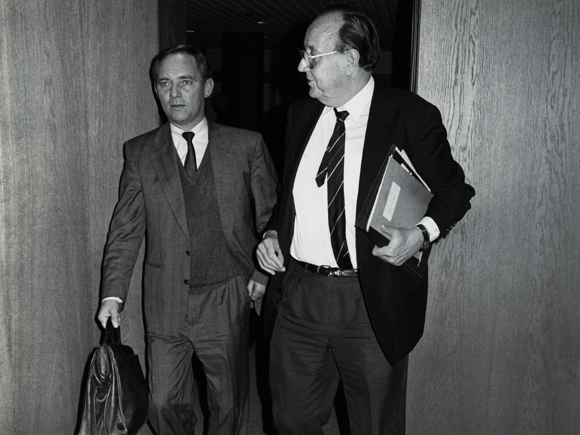 Außenminister Hans-Dietrich Genscher und Innenminister Wolfgang Schäuble bei der Sitzung des Kabinettausschusses Deutsche Einheit, hier im Juli 1990 in Bonn.
