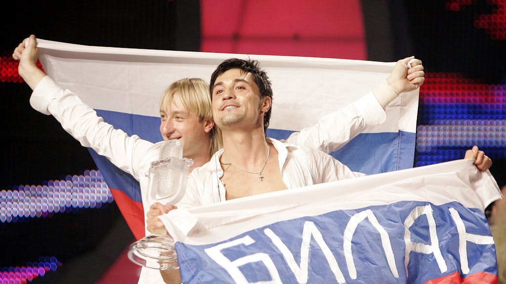 Der beim Eurovision Song Contest für Russland gestartete Sänger Dima Bilan (r) und der Eiskunstlauf-Olympiasieger Jewgeni Pluschenko jubeln am Sonntagmorgen (25.05.2008) über den Sieg.