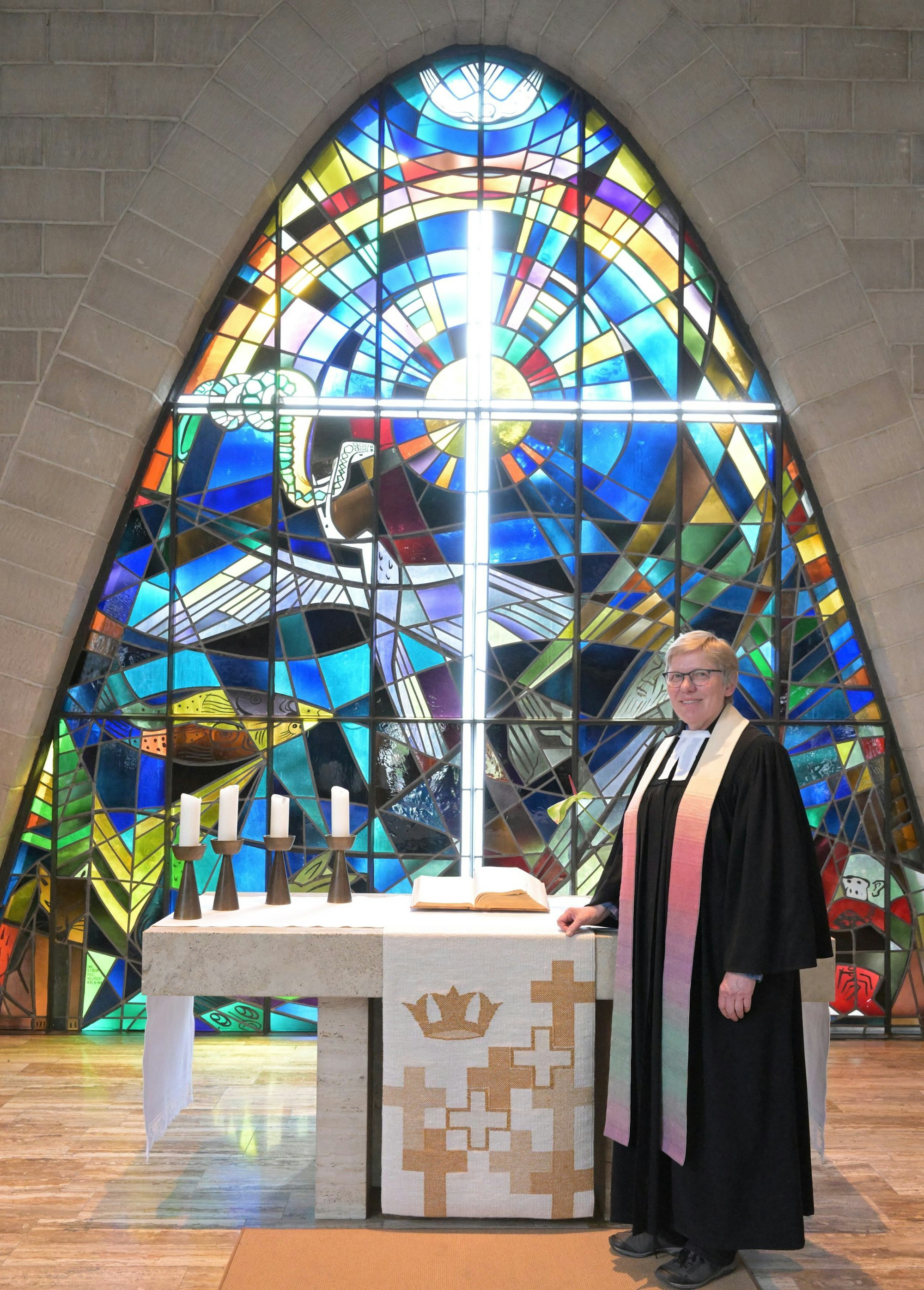 Das Parabelfenster der Christuskirche, an dem nicht nur die frühere Pfarrerin Erika Juckel hängt, soll erhalten bleiben. Es könnte wie eine Skulptur auf dem Gelände stehen.