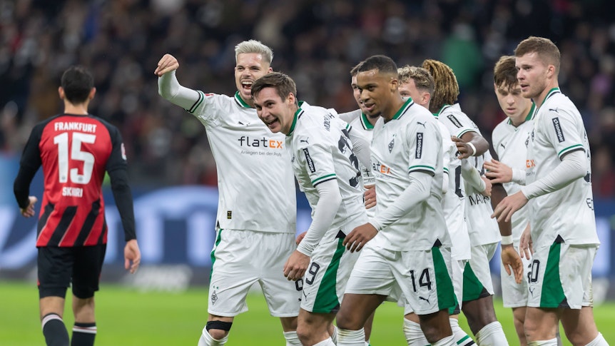 Spieler von Borussia Mönchengladbach bejubeln einen erzielten Treffer.