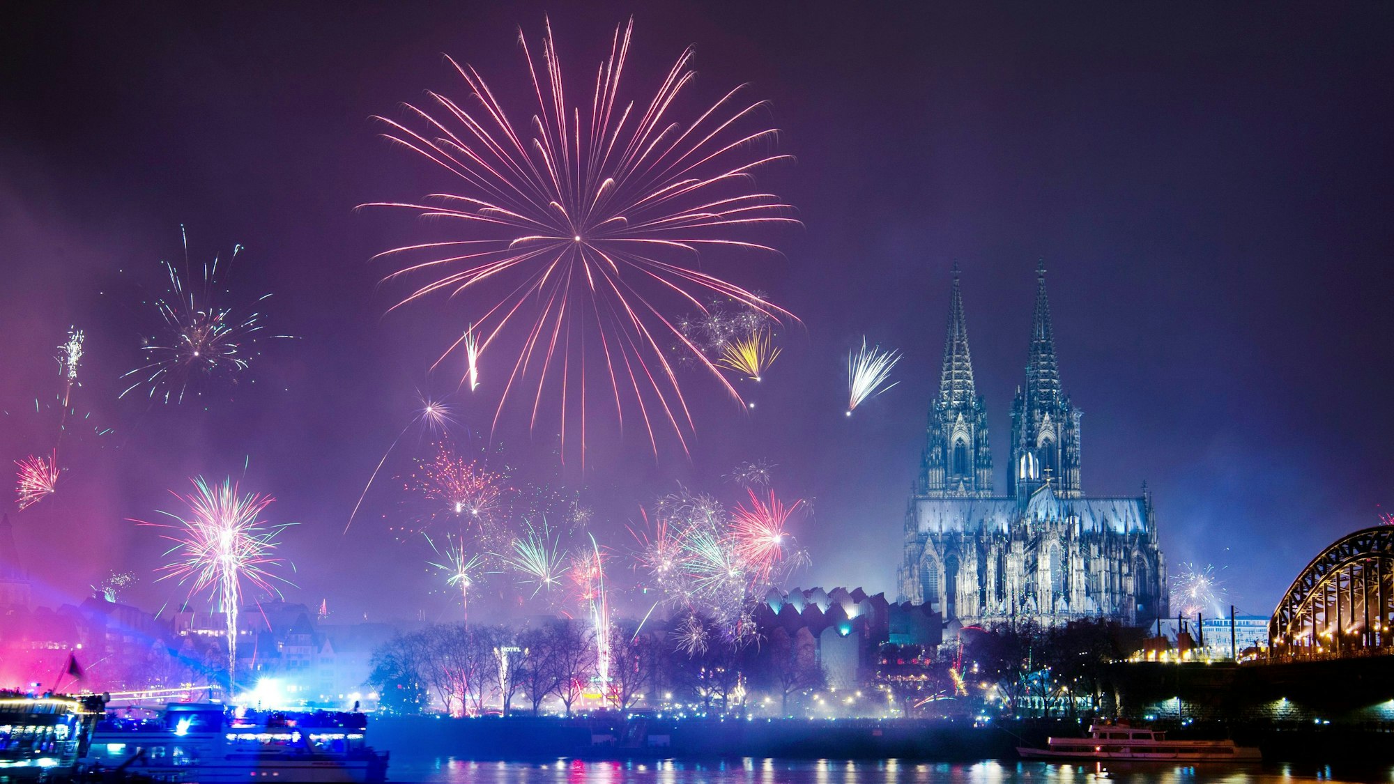 Ein Feuerwerk ist in der Silvesternacht über dem Kölner Dom zu sehen. (Archivbild)