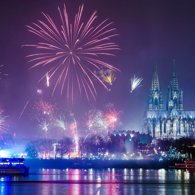 Ein Feuerwerk ist in der Silvesternacht über dem Kölner Dom zu sehen. (Archivbild)
