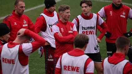 Die Spieler des 1. FC Köln um Kapitän Florian Kainz (M.) diskutieren während des Trainings am Geißbockheim.