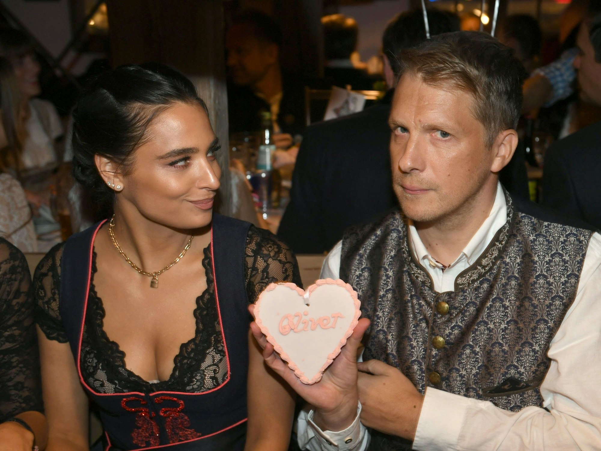 Oliver Pocher und seine Frau Amira feiern im Käfer-Zelt auf dem Münchener Oktoberfest.