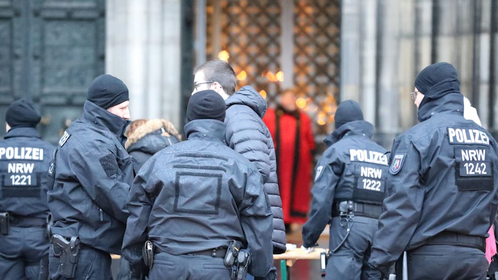Einsatzkräfte der Polizei vor dem Kölner Dom.