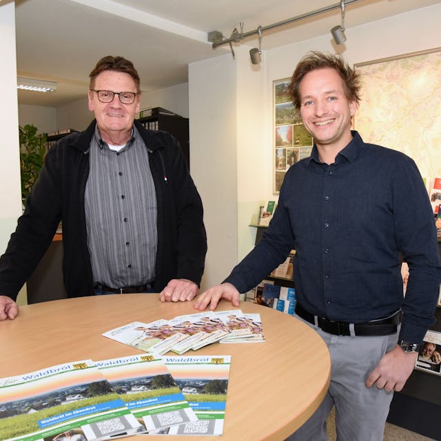 Wechsel an der Spitze: Martin Finke (rechts) ist Nachfolger von Theo Schüller in der Geschäftsführung der „Wir für Waldbröl“-GmbH. Finke (39) lebt heute in der Nachbargemeinde Windeck. Unser Foto zeigt die beiden Männer im Zuccalmaglio-Haus an der Hochstraße.