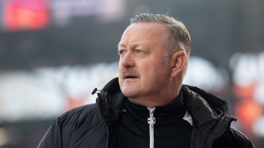 Sport-Geschäftsführer von Borussia Mönchengladbach mit fokussiertem Blick.