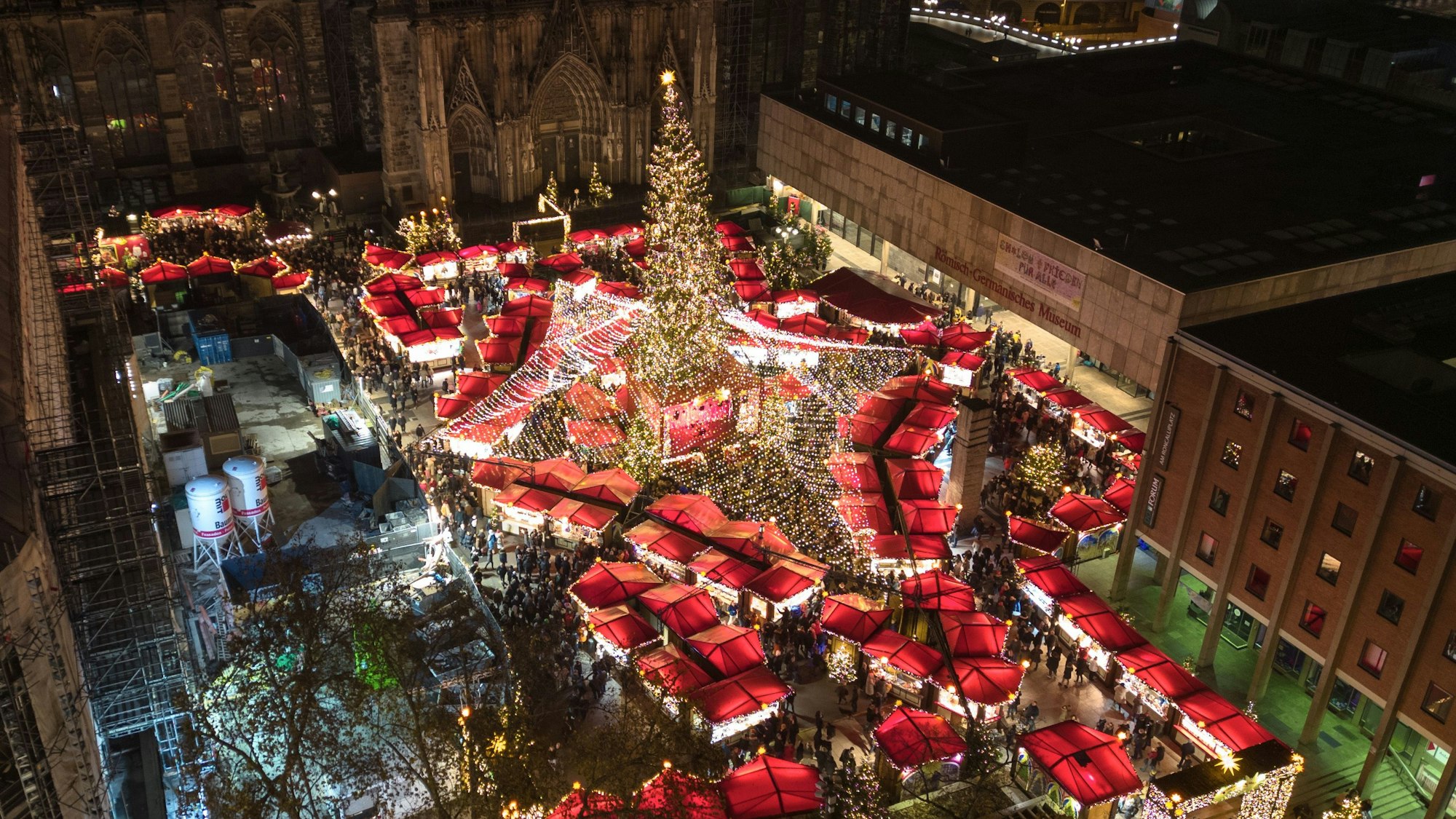 Blick von oben auf den Weihnachtsmarkt am Kölner Dom.