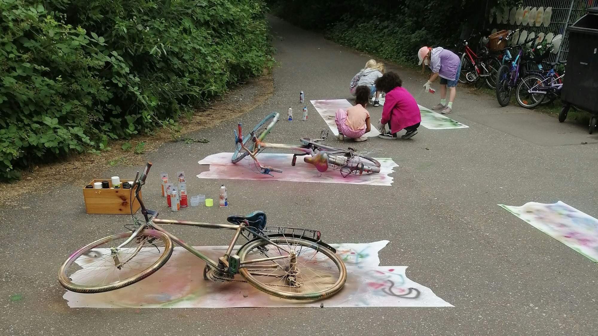 Auf dem Bild sind von Kindern bemalte Fahrräder zu sehen.