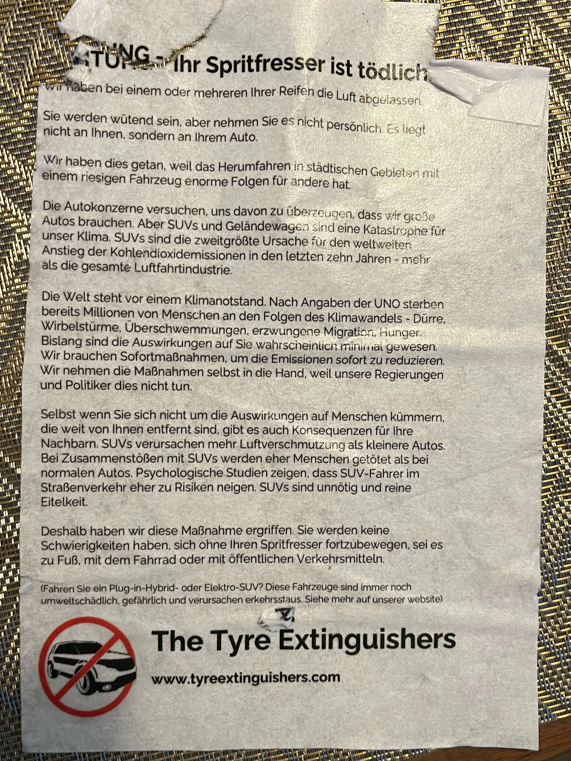 Ein Flugblatt der „Tyre Extinguisher“ mit Erklärungen, warum sie an einem SUV die Luft aus einem Reifen abgelassen haben