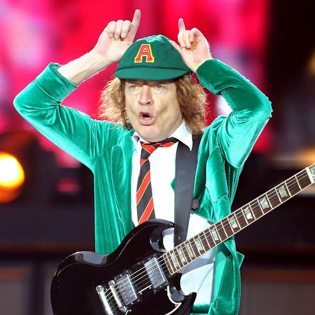 Sachsen, Leipzig: AC/DC-Leadgitarrist Angus Young gestikuliert beim Konzert von AC/DC in der Red Bull Arena.&nbsp;