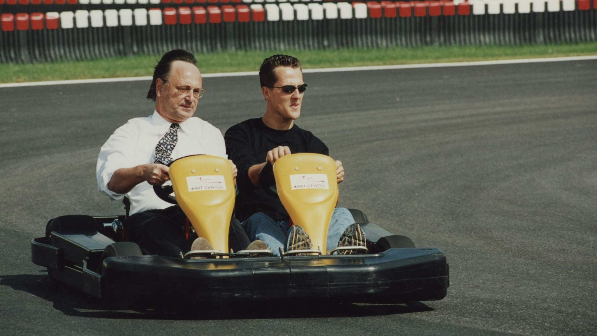 Der ehemalige Landrat Werner Stump und Michael Schumacher fahren gemeinsam in einem Kart auf dem Erftlandring.
