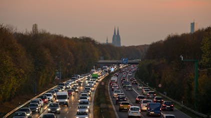 Eine Autobahn in Köln mit hohem Verkehrsaufkommen (Symbolbild)