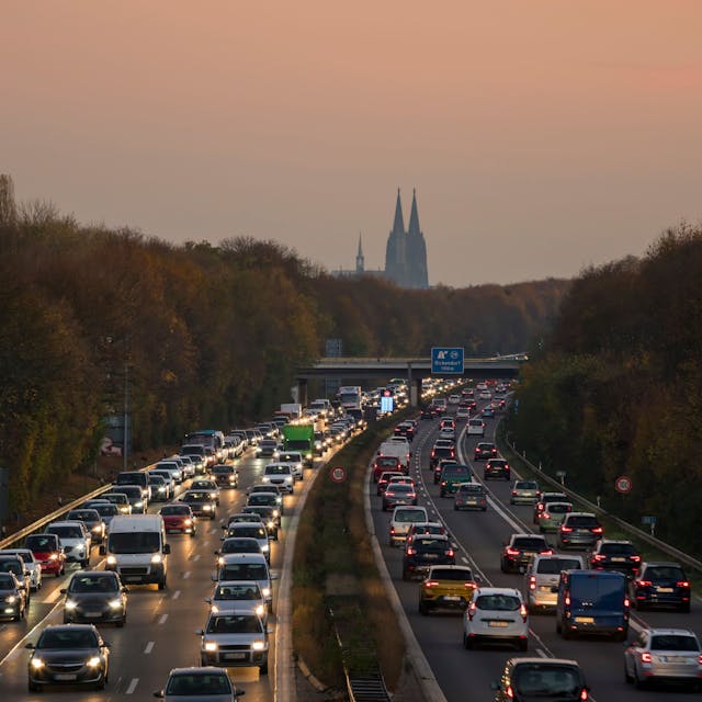 Eine Autobahn in Köln mit hohem Verkehrsaufkommen (Symbolbild)
