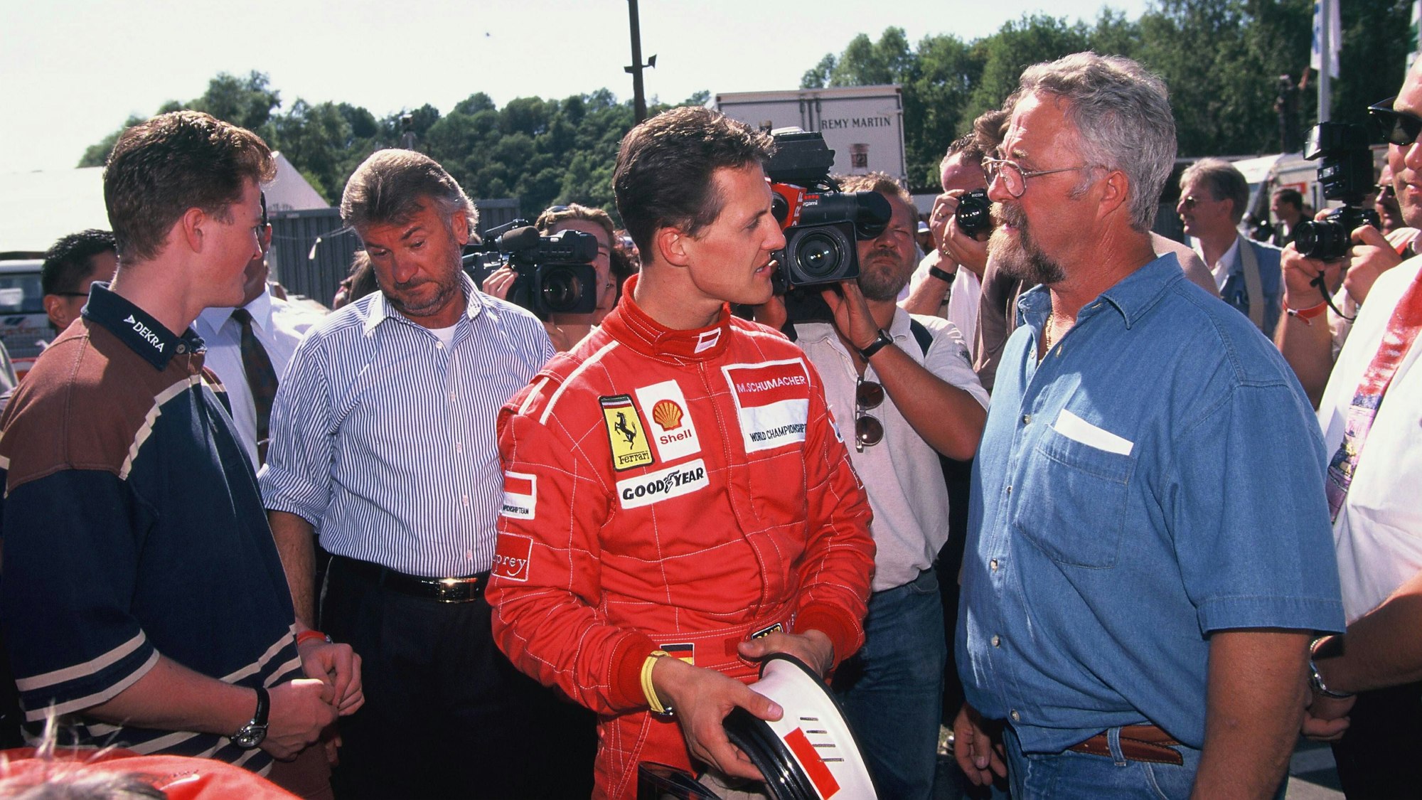 Michael Schumacher und Vater Rolf Schumacher unterhalten sich.