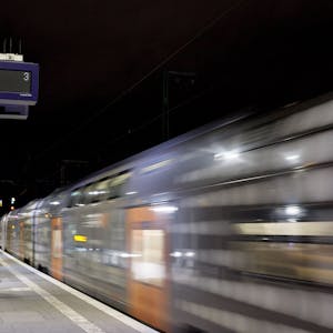 Eine der neuen Anzeigetafeln der Deutschen Bahn am Bielefelder Hauptbahnhof. Die Deutsche Bahn will Fahrgäste durch die neuen Monitore an kleineren und mittleren Bahnhöfen künftig besser informieren.