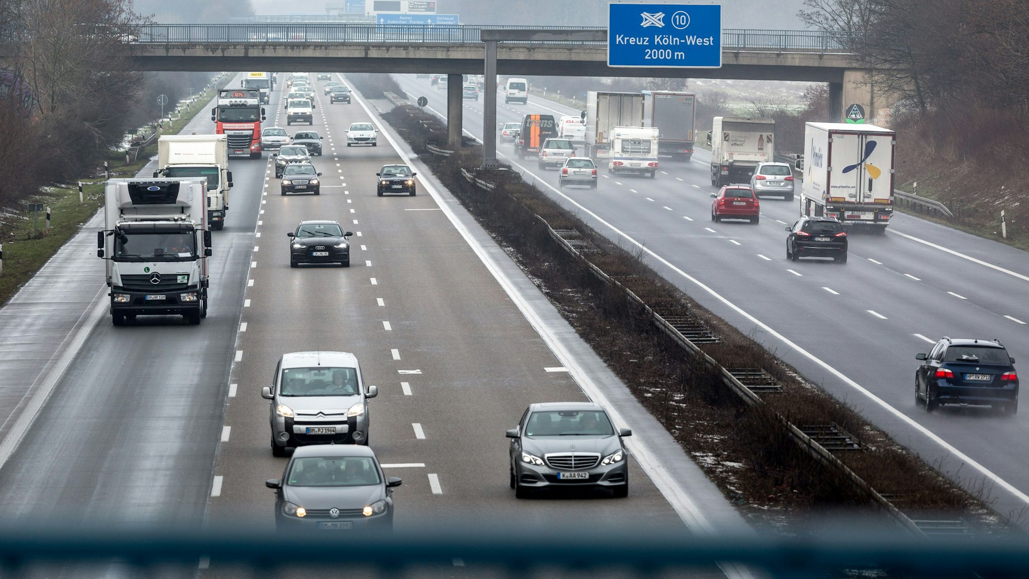 Autos fahren in Köln über die Autobahn A4 kurz vor dem Autobahnkreuz Köln-West.