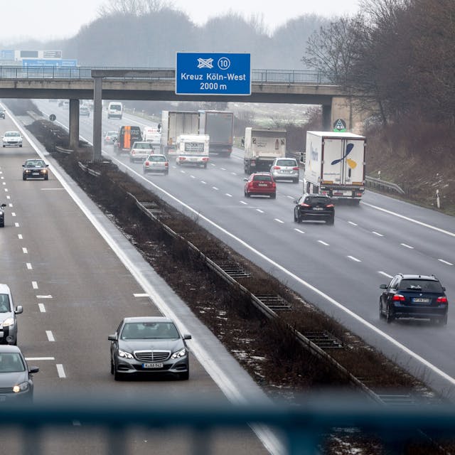 Autos fahren in Köln über die Autobahn A4 kurz vor dem Autobahnkreuz Köln-West.&nbsp;