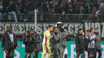 Spieler von Borussia Mönchengladbach feiern nach Spielende mit den Fans.