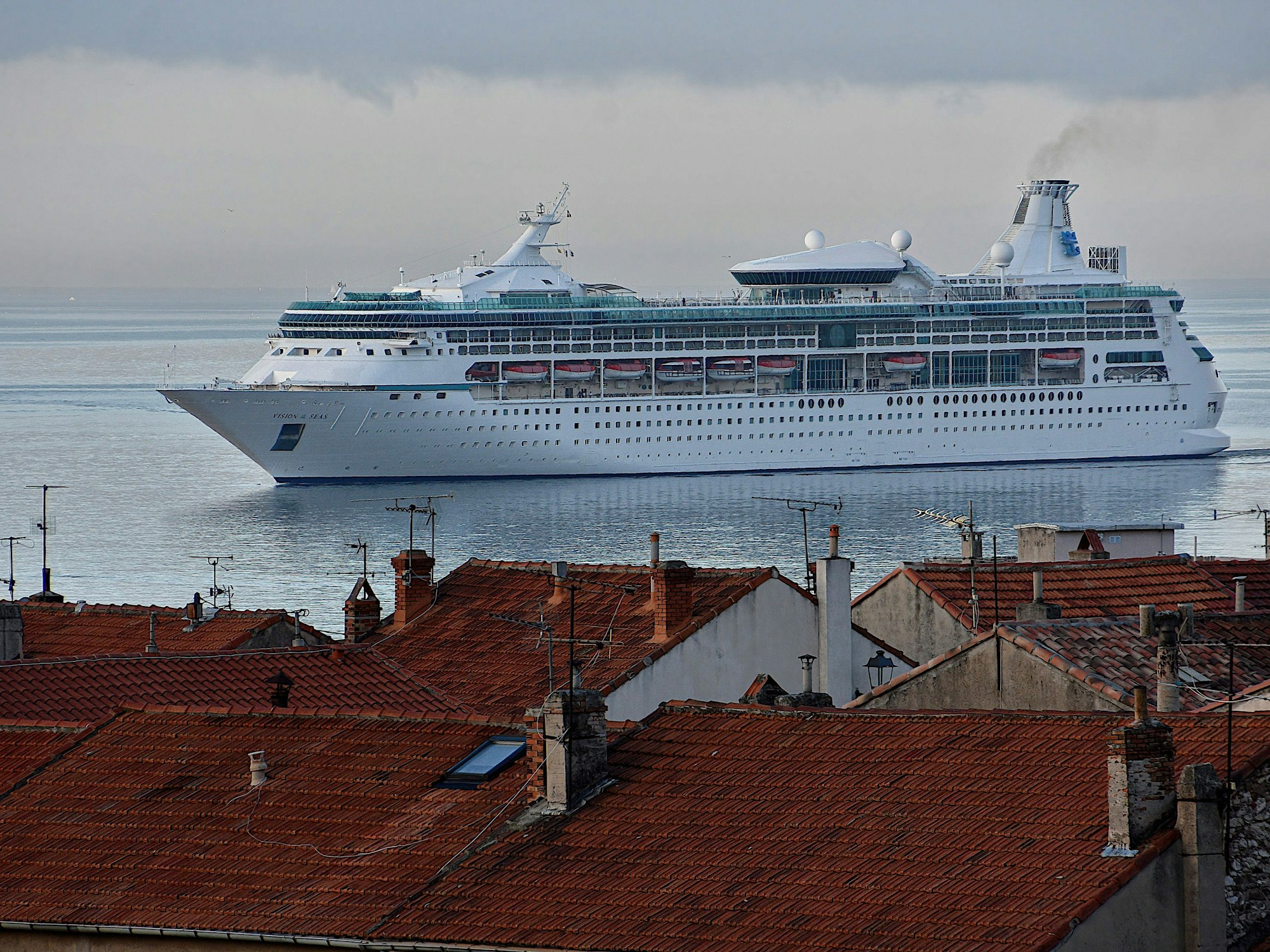 Das Schiff „Vision of the Seas“ kommt am French Mediterranean port von Marseille an, hier im Oktober 2022.