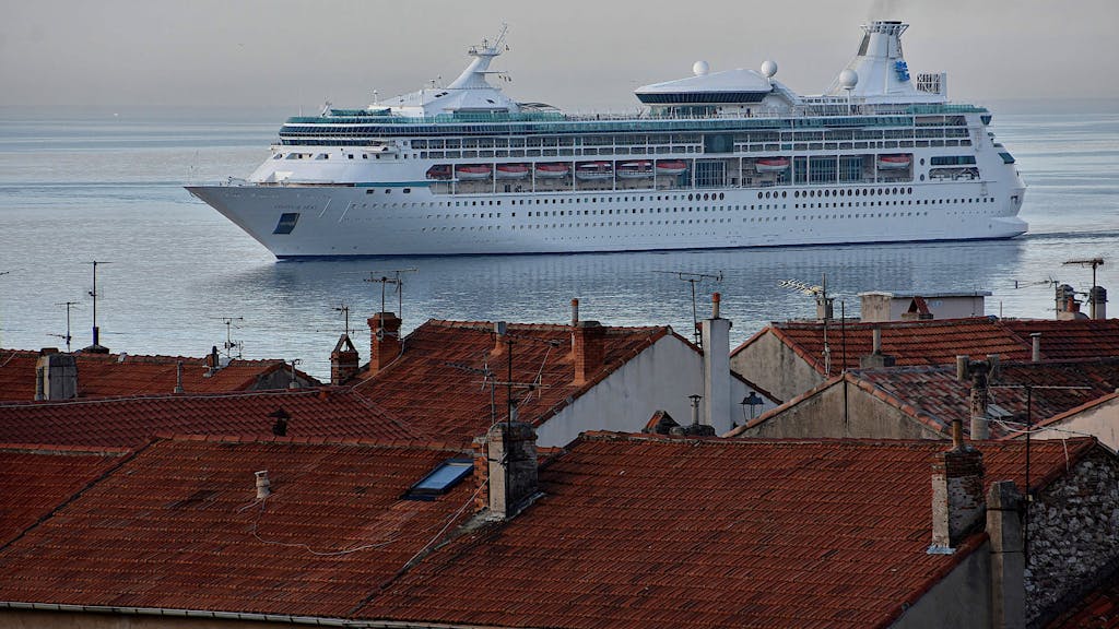 Das Schiff „Vision of the Seas“ kommt am French Mediterranean port von Marseille an, hier im Oktober 2022.