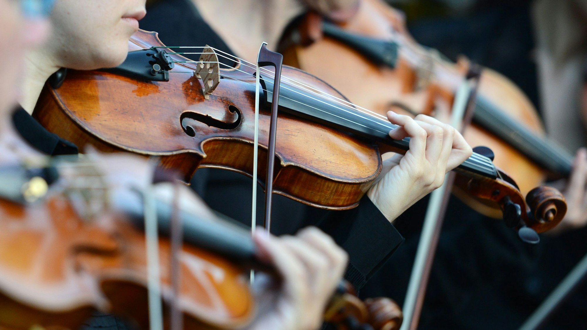 Der Geigenmusik widmete Jacques Offenbach eine Operette in Gestalt eines geheimnisvollen Spielers in der Bretagne.