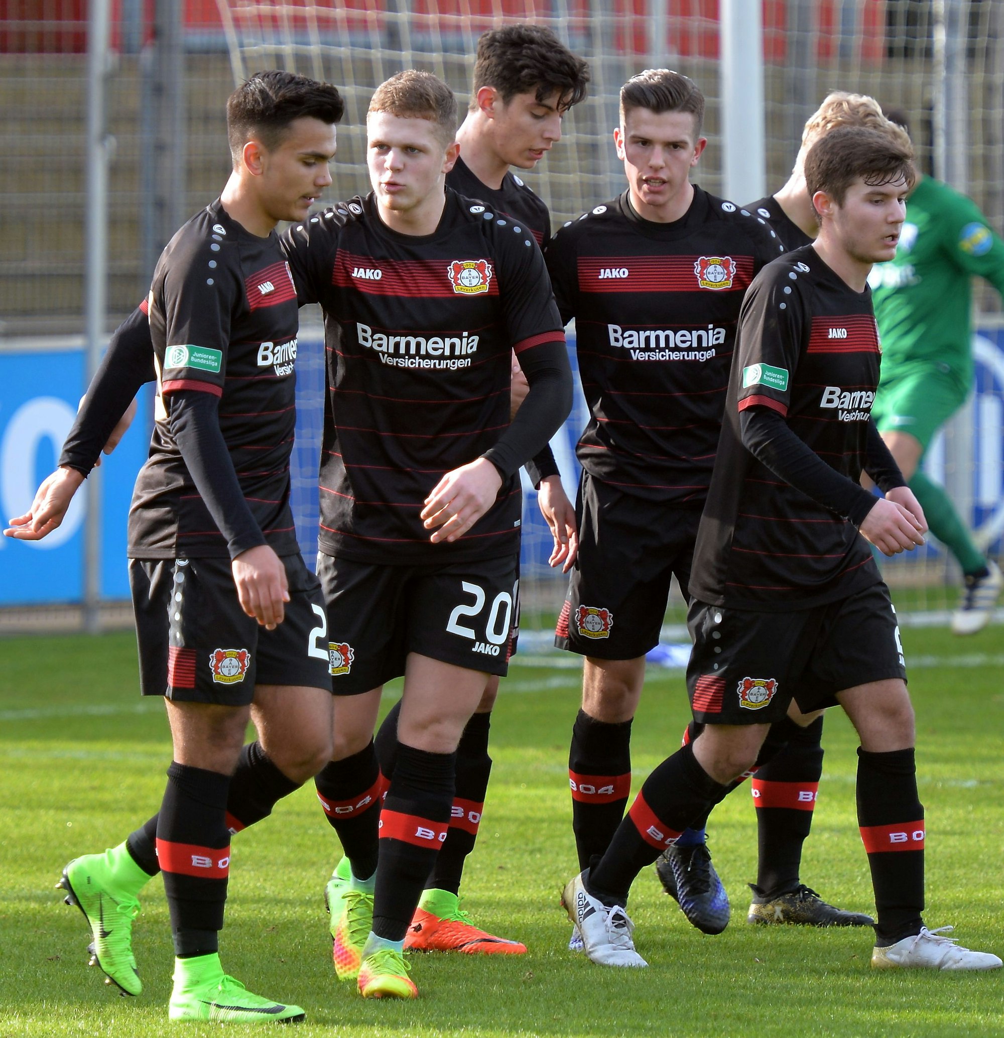 Joel Abu Hanna (2.v.l.) jubelt 2017 mit seinen Teamkollegen nach einem Torerfolg für die U19 von Bayer 04 Leverkusen.