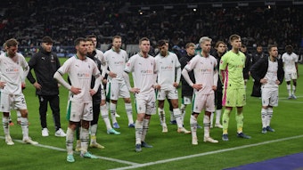 Spieler von Borussia Mönchengladbach stehen geknickt vor den Fans im Gästebereich.