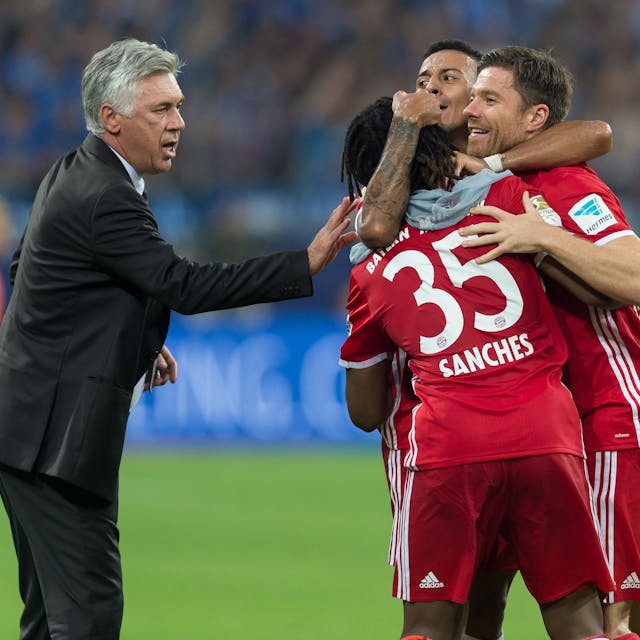 Zusammen bei Bayern München: Cheftrainer Carlo Ancelotti (l) und Xabi Alonso (r).