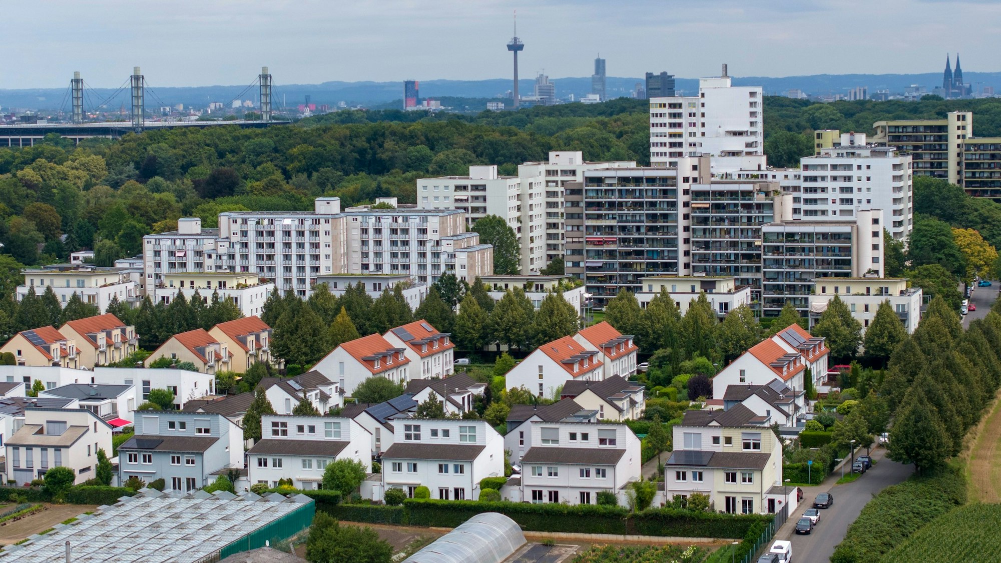 In Junkersdorf stehen Einfamilienhäuser, Mehrfamilienhäuser und Hochhäuser direkt nebeneinander.